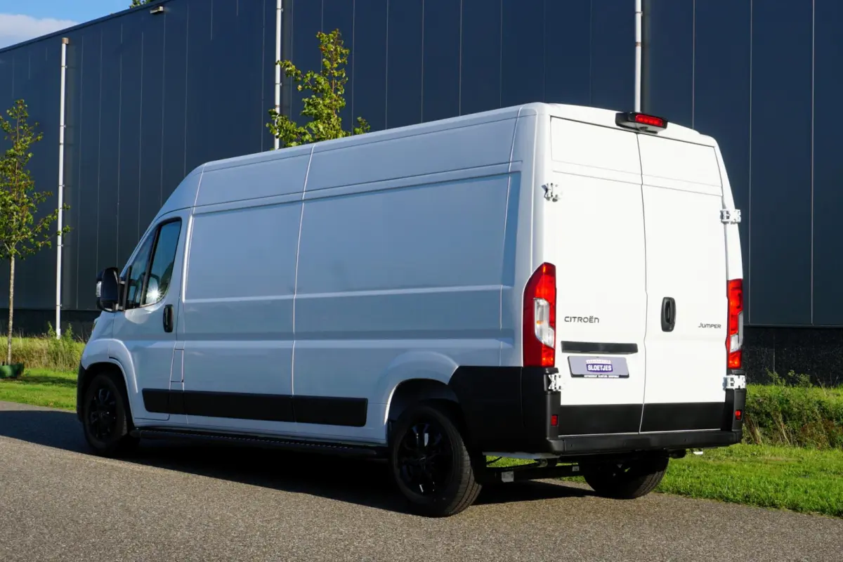 2.2 BlueHDi 140 L3H2 3.5t Nieuwstaat |Full-LED |Leder stuur |Camera |Cruise |Navi |Carplay |Betimmering |2e airbag |Nieuw model |BPM vrij |Digitaal dashboard