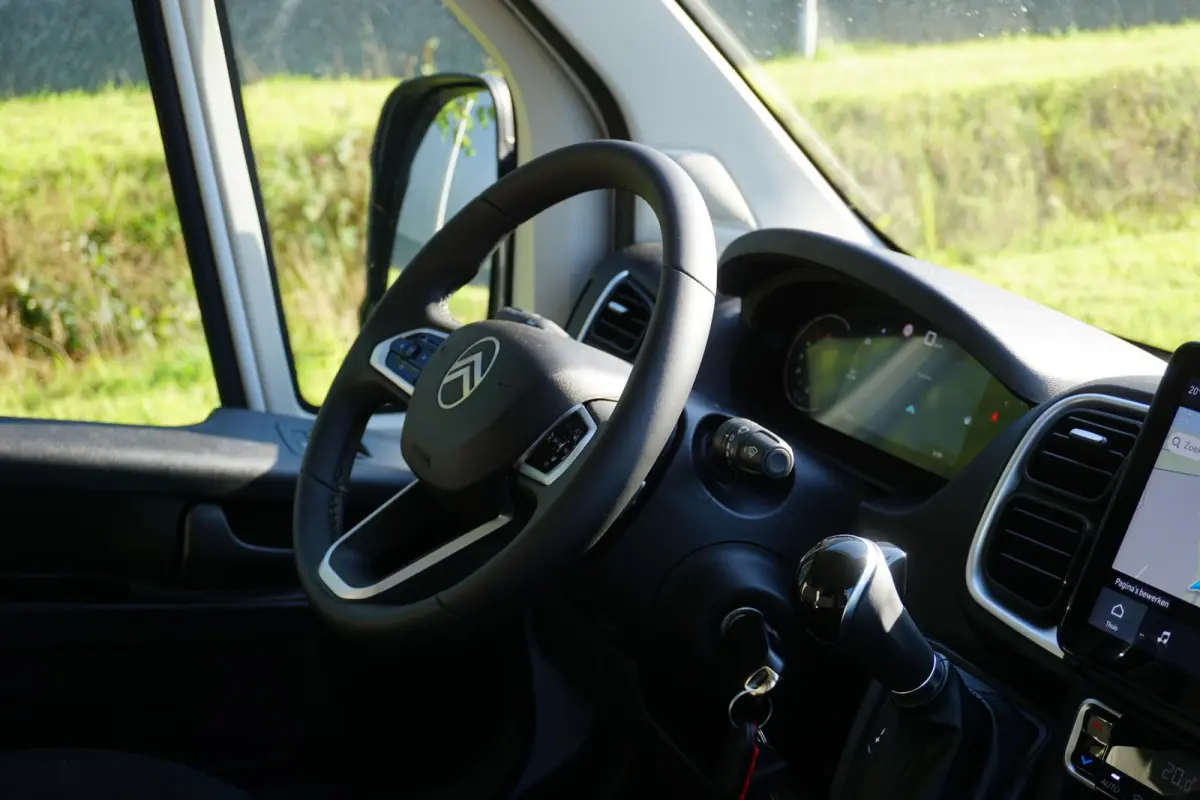 2.2 BlueHDi 140 L3H2 3.5t Nieuwstaat |Full-LED |Leder stuur |Camera |Cruise |Navi |Carplay |Betimmering |2e airbag |Nieuw model |BPM vrij |Digitaal dashboard