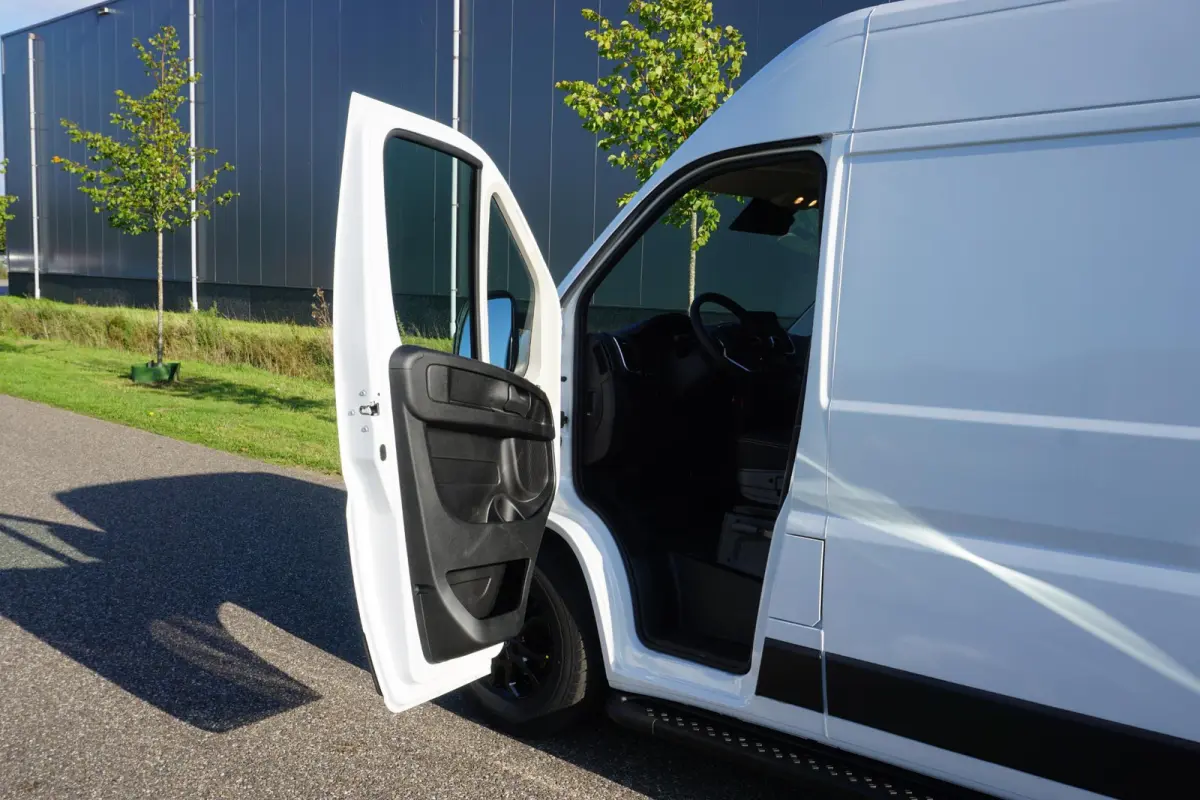 2.2 BlueHDi 140 L3H2 3.5t Nieuwstaat |Full-LED |Leder stuur |Camera |Cruise |Navi |Carplay |Betimmering |2e airbag |Nieuw model |BPM vrij |Digitaal dashboard