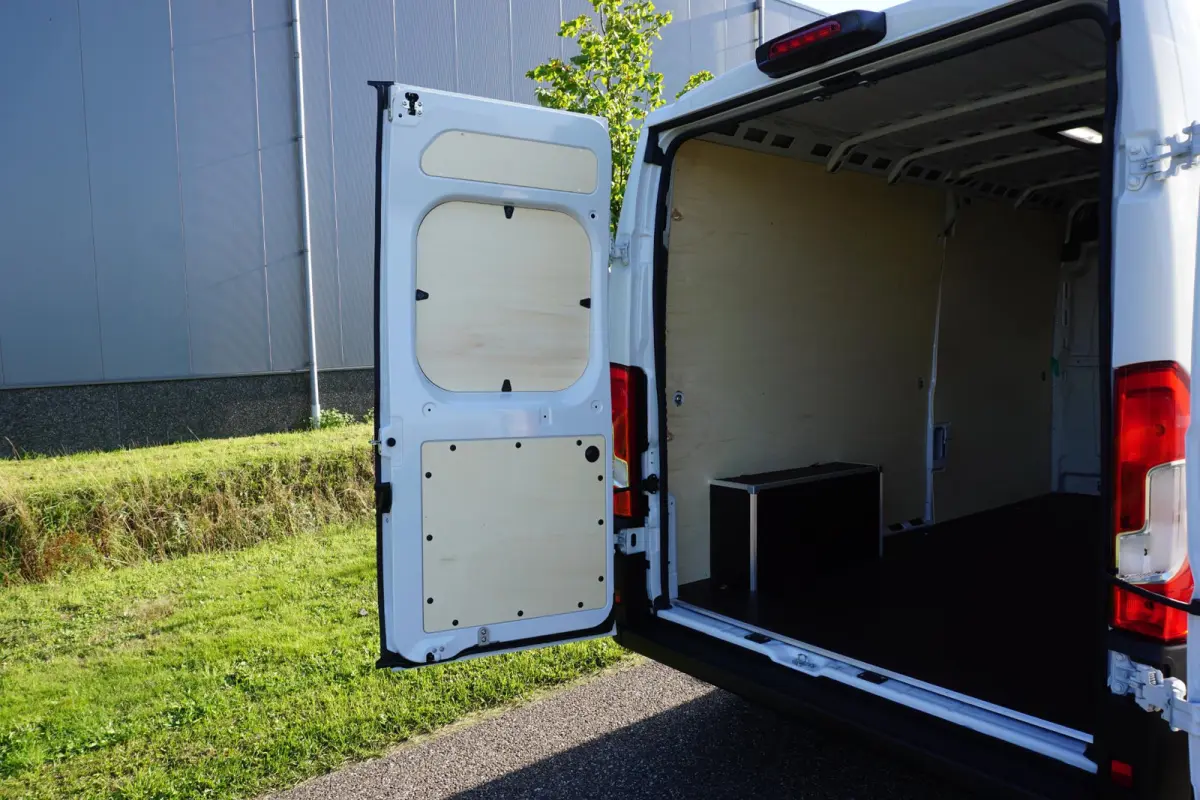 2.2 BlueHDi 140 L3H2 3.5t Nieuwstaat |Full-LED |Leder stuur |Camera |Cruise |Navi |Carplay |Betimmering |2e airbag |Nieuw model |BPM vrij |Digitaal dashboard