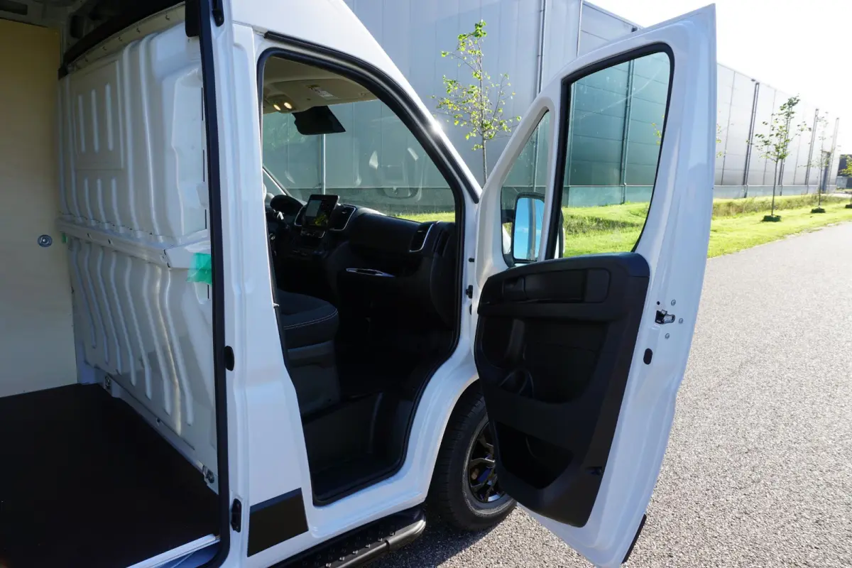 2.2 BlueHDi 140 L3H2 3.5t Nieuwstaat |Full-LED |Leder stuur |Camera |Cruise |Navi |Carplay |Betimmering |2e airbag |Nieuw model |BPM vrij |Digitaal dashboard