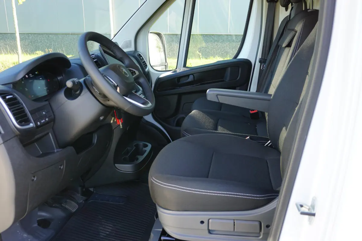 2.2 BlueHDi 140 L3H2 3.5t Nieuwstaat |Full-LED |Leder stuur |Camera |Cruise |Navi |Carplay |Betimmering |2e airbag |Nieuw model |BPM vrij |Digitaal dashboard