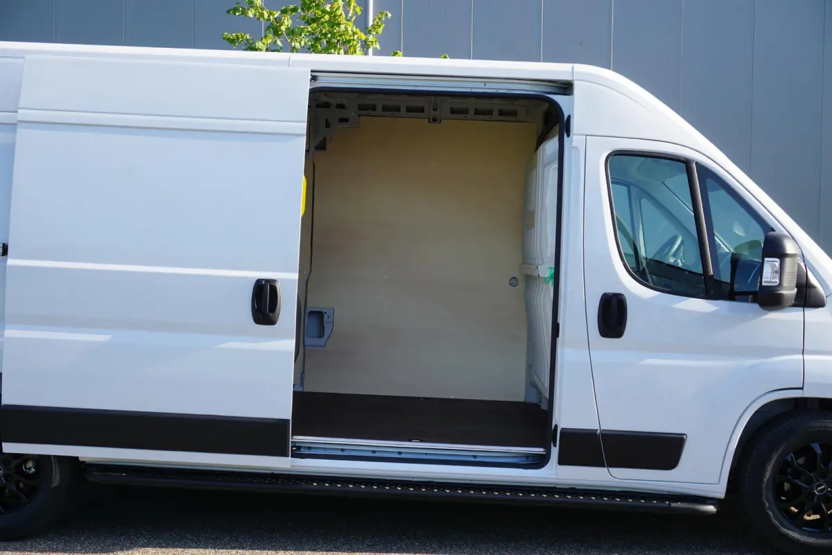 2.2 BlueHDi 140 L3H2 3.5t Nieuwstaat |Full-LED |Leder stuur |Camera |Cruise |Navi |Carplay |Betimmering |2e airbag |Nieuw model |BPM vrij |Digitaal dashboard
