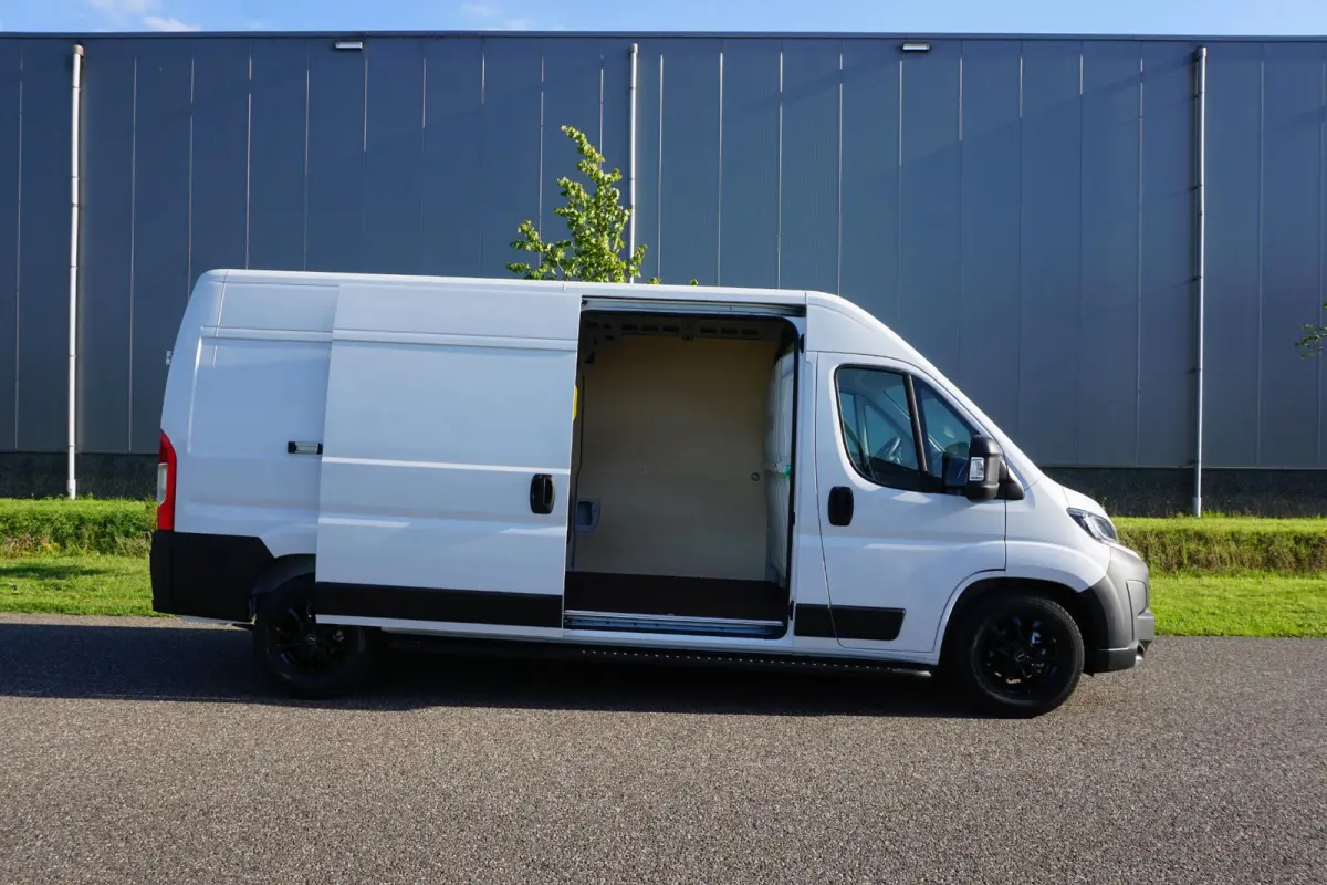 2.2 BlueHDi 140 L3H2 3.5t Nieuwstaat |Full-LED |Leder stuur |Camera |Cruise |Navi |Carplay |Betimmering |2e airbag |Nieuw model |BPM vrij |Digitaal dashboard