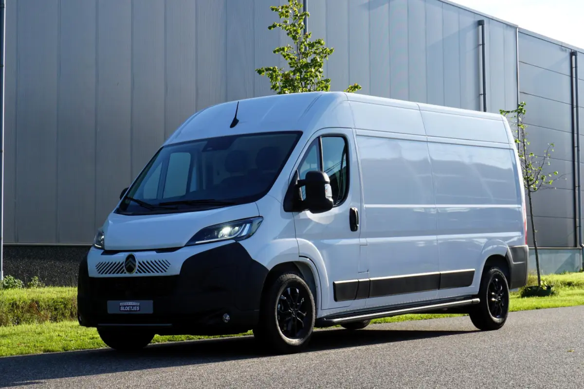 2.2 BlueHDi 140 L3H2 3.5t Nieuwstaat |Full-LED |Leder stuur |Camera |Cruise |Navi |Carplay |Betimmering |2e airbag |Nieuw model |BPM vrij |Digitaal dashboard