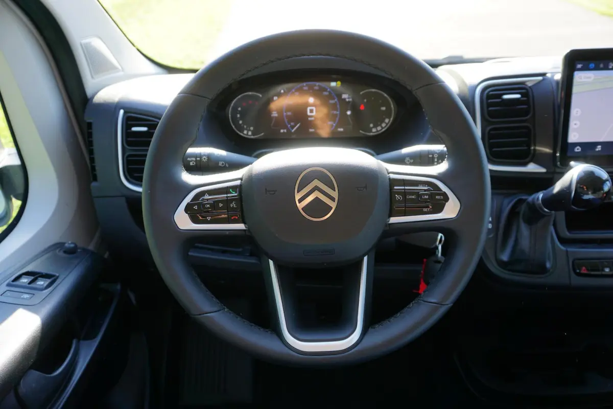 2.2 BlueHDi 140 L3H2 3.5t Nieuwstaat |Full-LED |Leder stuur |Camera |Cruise |Navi |Carplay |Betimmering |2e airbag |Nieuw model |BPM vrij |Digitaal dashboard