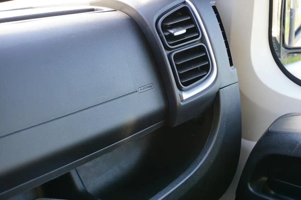 2.2 BlueHDi 140 L3H2 3.5t Nieuwstaat |Full-LED |Leder stuur |Camera |Cruise |Navi |Carplay |Betimmering |2e airbag |Nieuw model |BPM vrij |Digitaal dashboard