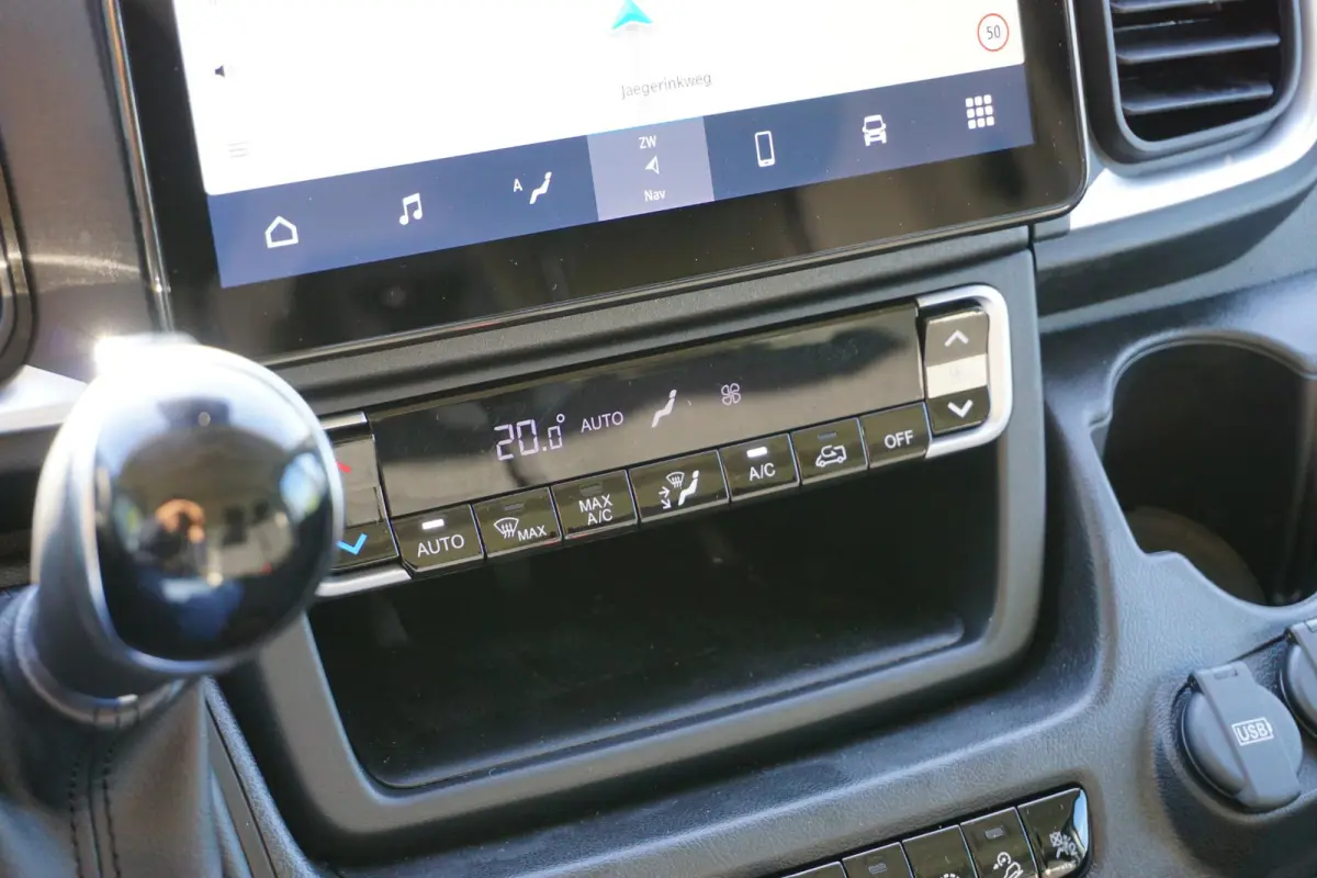 2.2 BlueHDi 140 L3H2 3.5t Nieuwstaat |Full-LED |Leder stuur |Camera |Cruise |Navi |Carplay |Betimmering |2e airbag |Nieuw model |BPM vrij |Digitaal dashboard