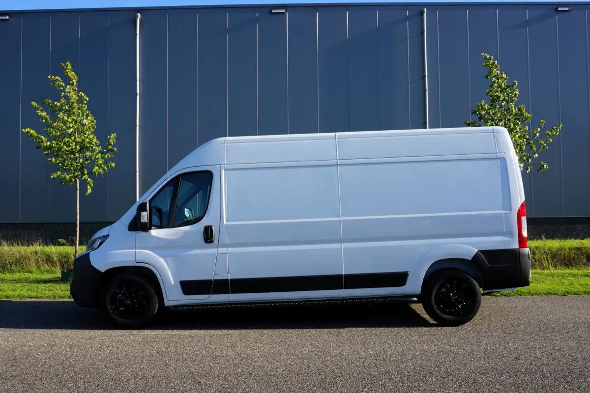 2.2 BlueHDi 140 L3H2 3.5t Nieuwstaat |Full-LED |Leder stuur |Camera |Cruise |Navi |Carplay |Betimmering |2e airbag |Nieuw model |BPM vrij |Digitaal dashboard