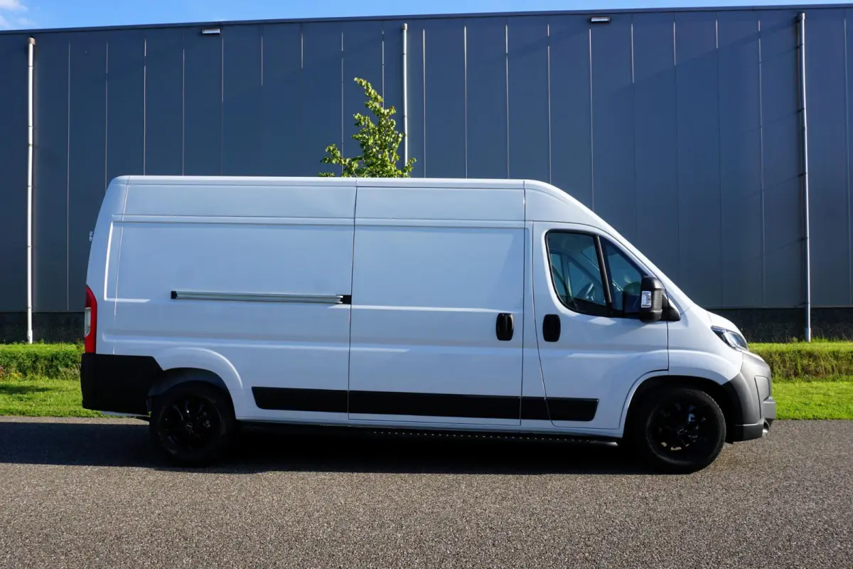 2.2 BlueHDi 140 L3H2 3.5t Nieuwstaat |Full-LED |Leder stuur |Camera |Cruise |Navi |Carplay |Betimmering |2e airbag |Nieuw model |BPM vrij |Digitaal dashboard