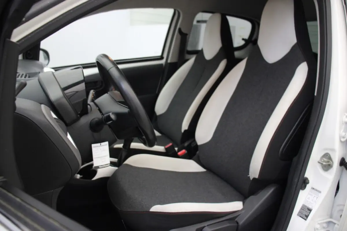 1.0 VTi Feel 5 Deurs - Airco
