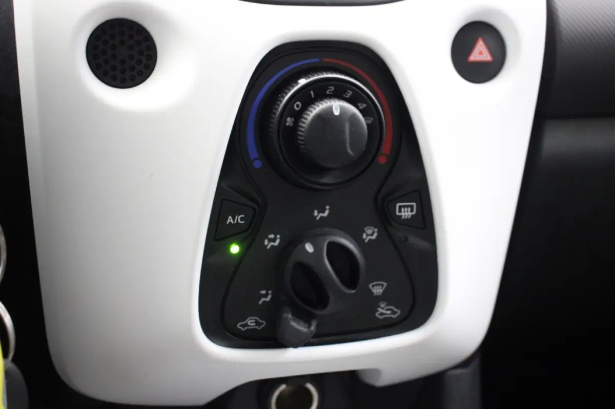 1.0 VTi Feel 5 Deurs - Airco