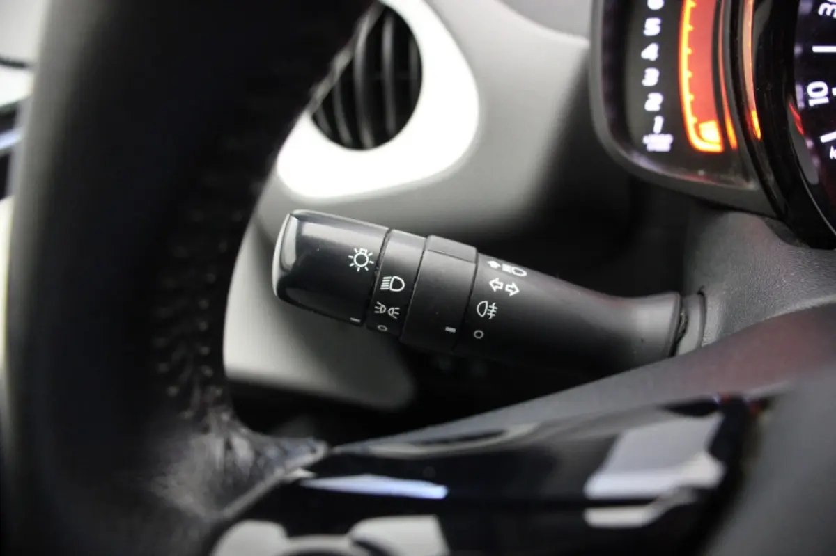 1.0 VTi Feel 5 Deurs - Airco