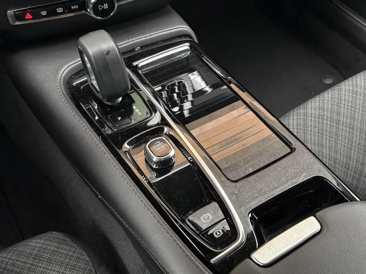 2.0 T6 Plug-in hybrid AWD Core Bright LONG RANGE 19 KWh 1E EIG./NL-AUTO/TREKHAAK/SOH 100%