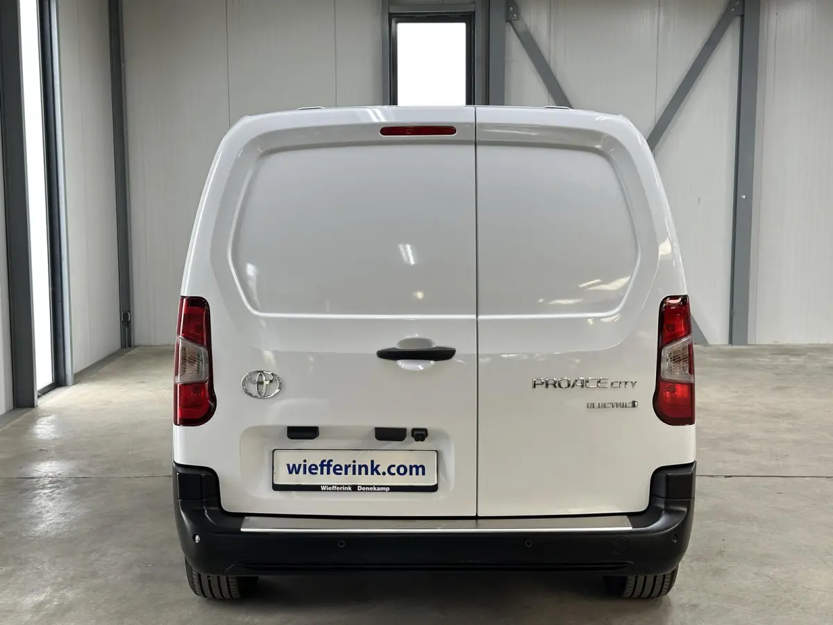 Challenger (L2) 50 kWh 136pk | 3pers. | Laadvloer | 3-fase(11kw) | Multimediascherm groot |