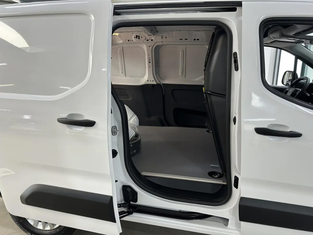 Challenger (L2) 50 kWh 136pk | 3pers. | Laadvloer | 3-fase(11kw) | Multimediascherm groot |