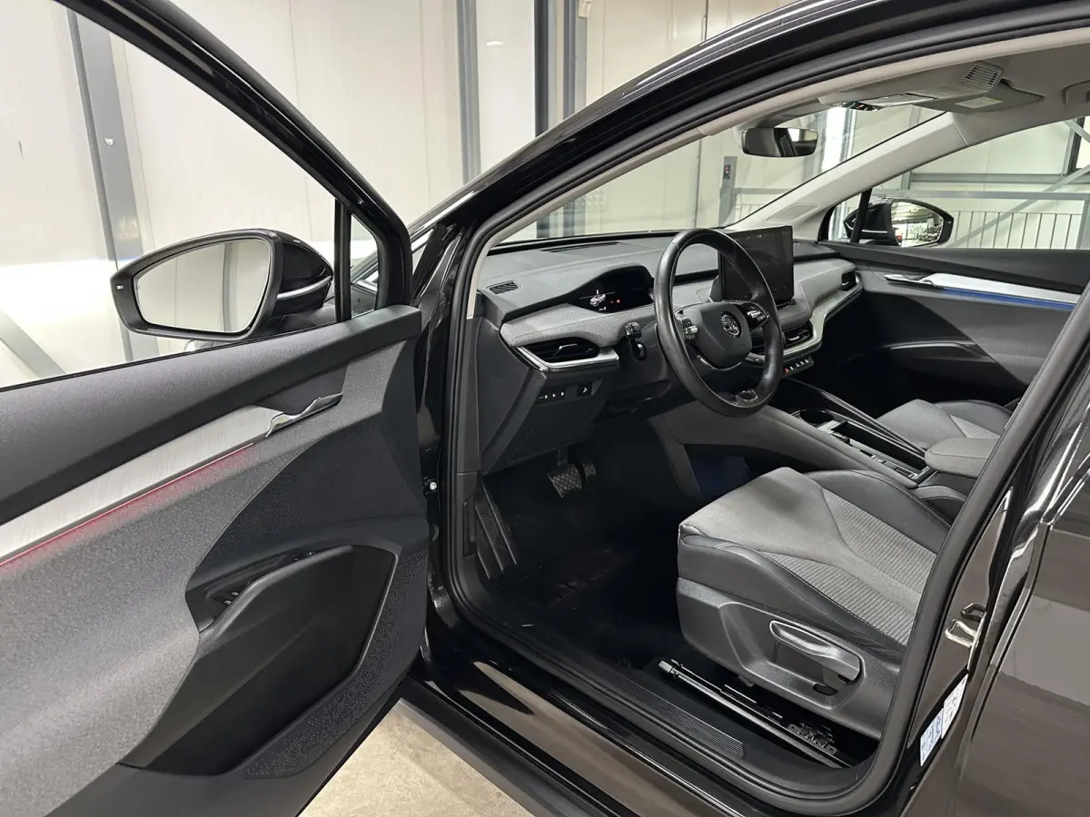 60 | Matrix (Crystal Lighting) | Camera | Keyless | Carplay | Navi