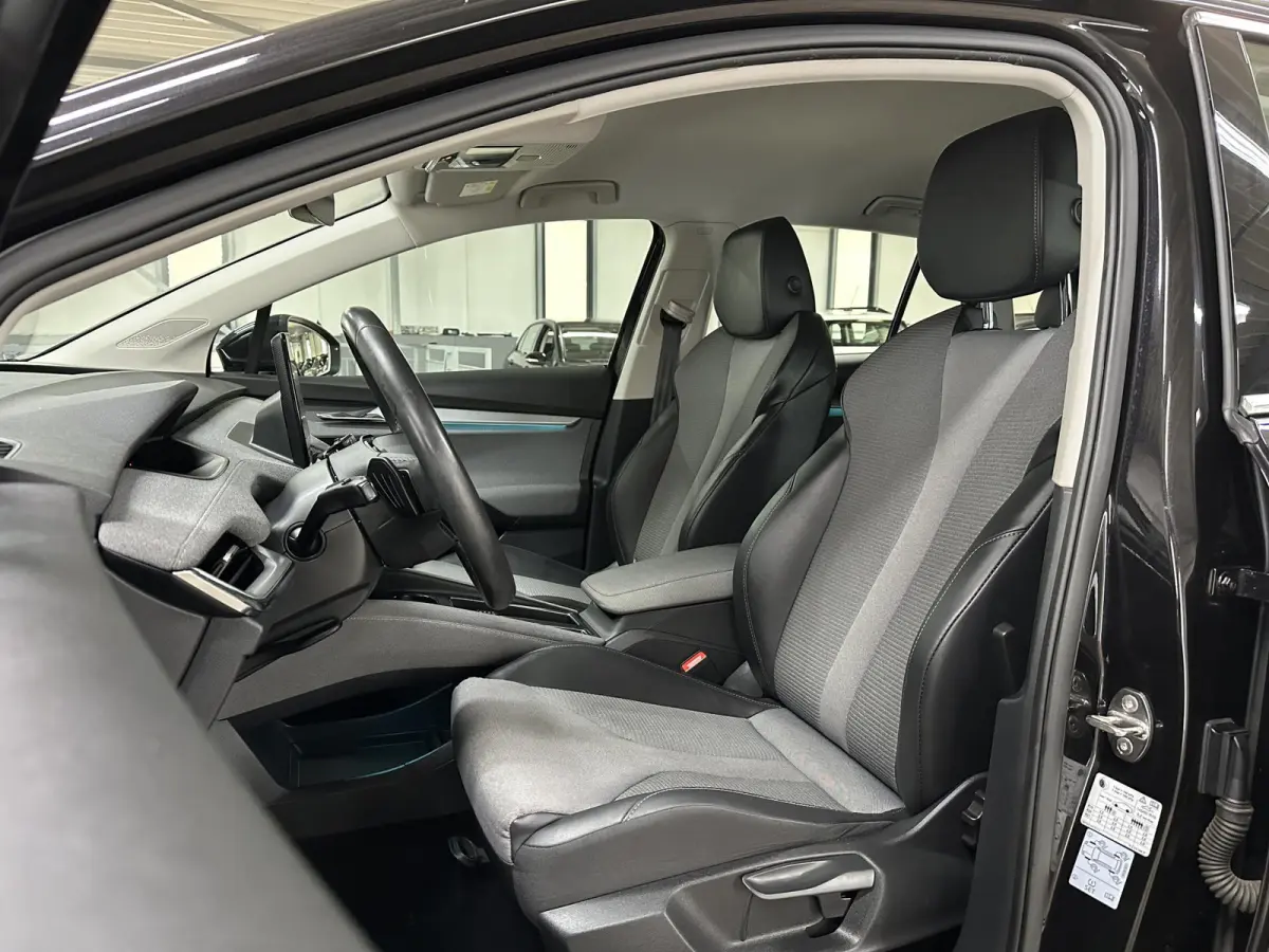 60 | Matrix (Crystal Lighting) | Camera | Keyless | Carplay | Navi