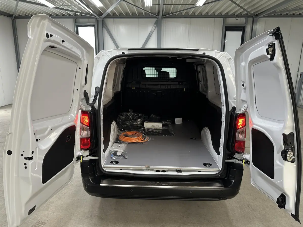 Challenger (L2) 50 kWh 136pk | 3pers. | Laadvloer | 3-fase(11kw) | Multimediascherm groot |