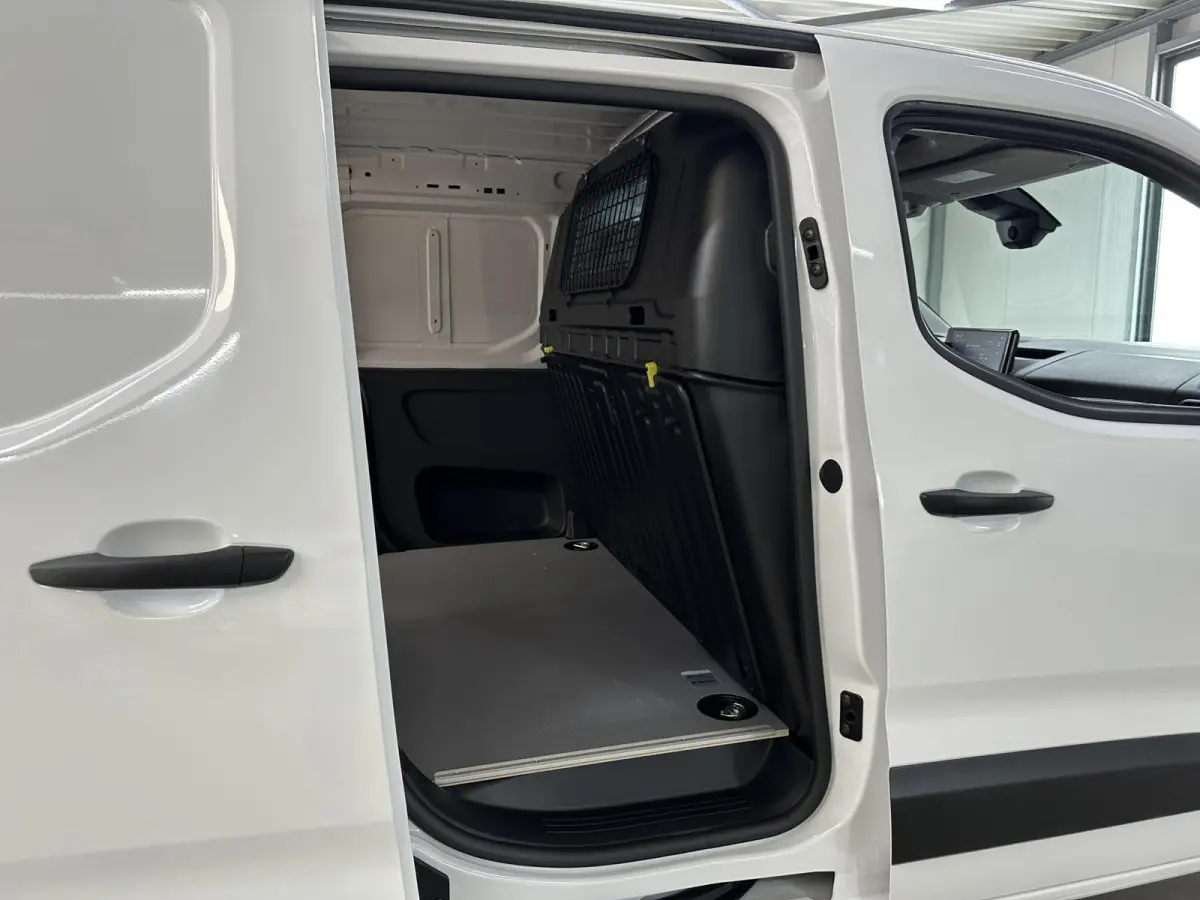 Challenger (L2) 50 kWh 136pk | 3pers. | Laadvloer | 3-fase(11kw) | Multimediascherm groot |