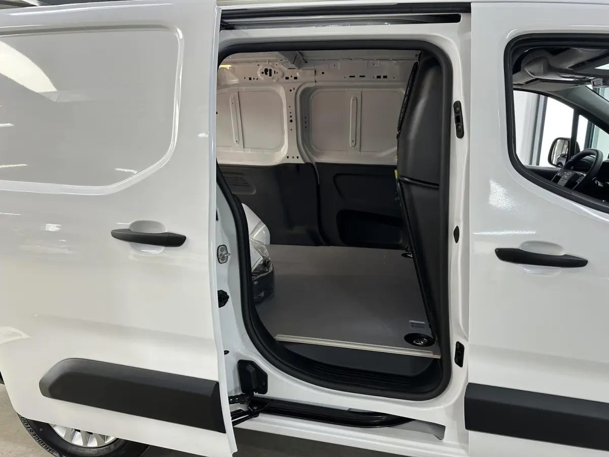Challenger (L2) 50 kWh 136pk | 3pers. | Laadvloer | 3-fase(11kw) | Multimediascherm groot |