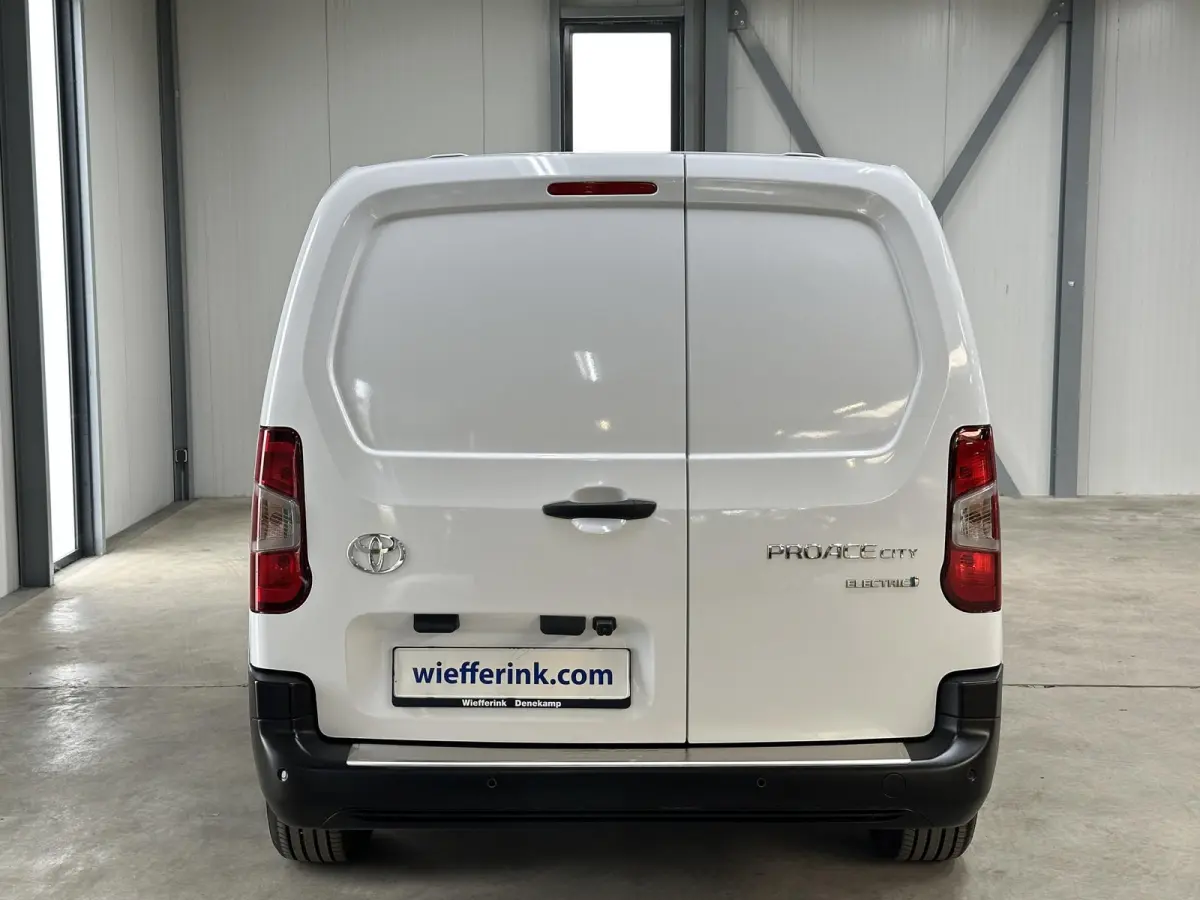 Challenger (L2) 50 kWh 136pk | 3pers. | Laadvloer | 3-fase(11kw) | Multimediascherm groot |