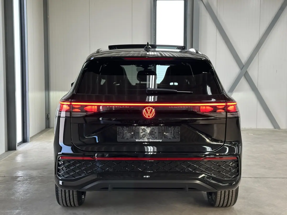 1.5 eHybrid R-Line Edition 272pk | Groot scherm | Trekhaak | Pano | 360 camera | Black-style | Head-up | IQ-Light | Massage