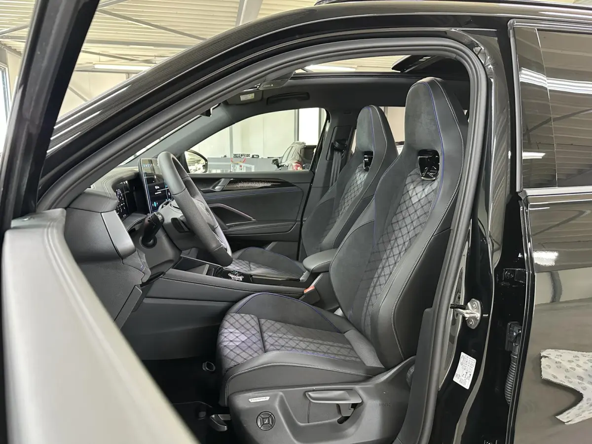 1.5 eHybrid R-Line Edition 272pk | Groot scherm | Trekhaak | Pano | 360 camera | Black-style | Head-up | IQ-Light | Massage