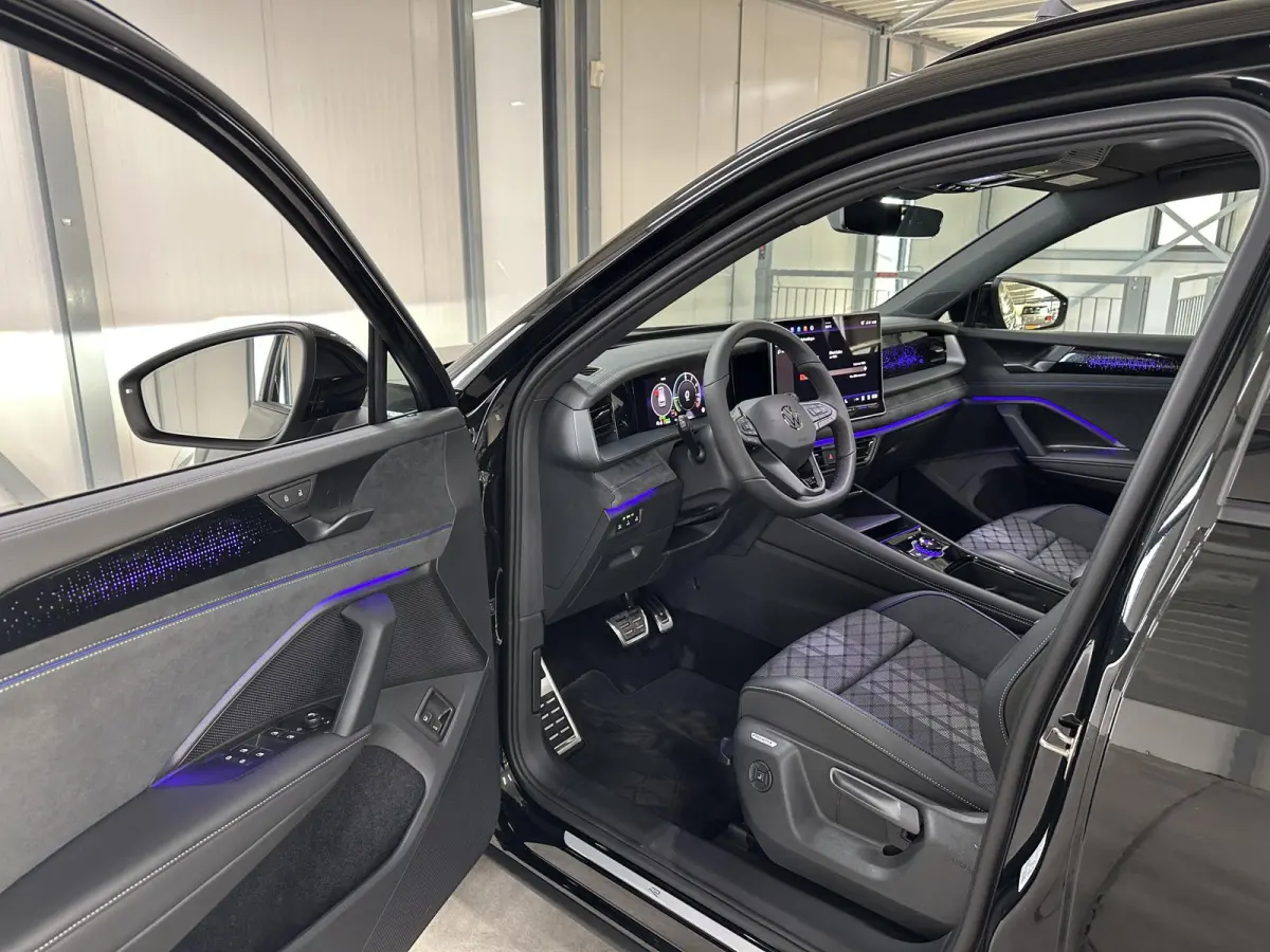 1.5 eHybrid R-Line Edition 272pk | Groot scherm | Trekhaak | Pano | 360 camera | Black-style | Head-up | IQ-Light | Massage