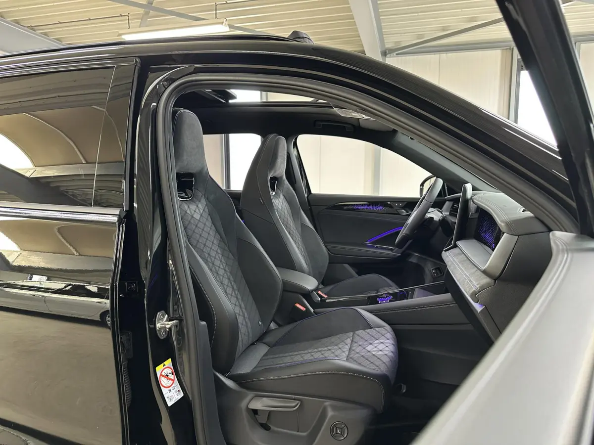1.5 eHybrid R-Line Edition 272pk | Groot scherm | Trekhaak | Pano | 360 camera | Black-style | Head-up | IQ-Light | Massage