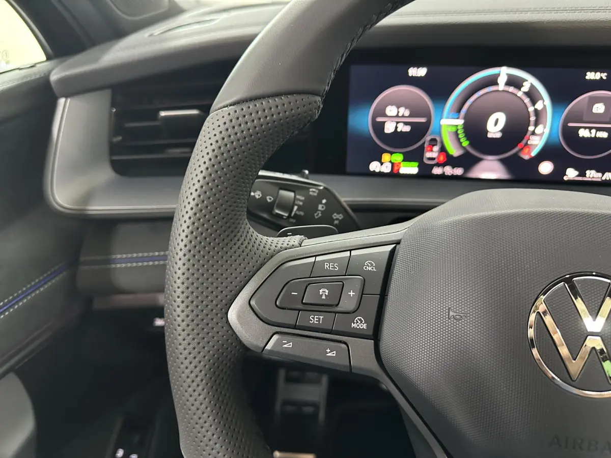 1.5 eHybrid R-Line Edition 272pk | Groot scherm | Trekhaak | Pano | 360 camera | Black-style | Head-up | IQ-Light | Massage