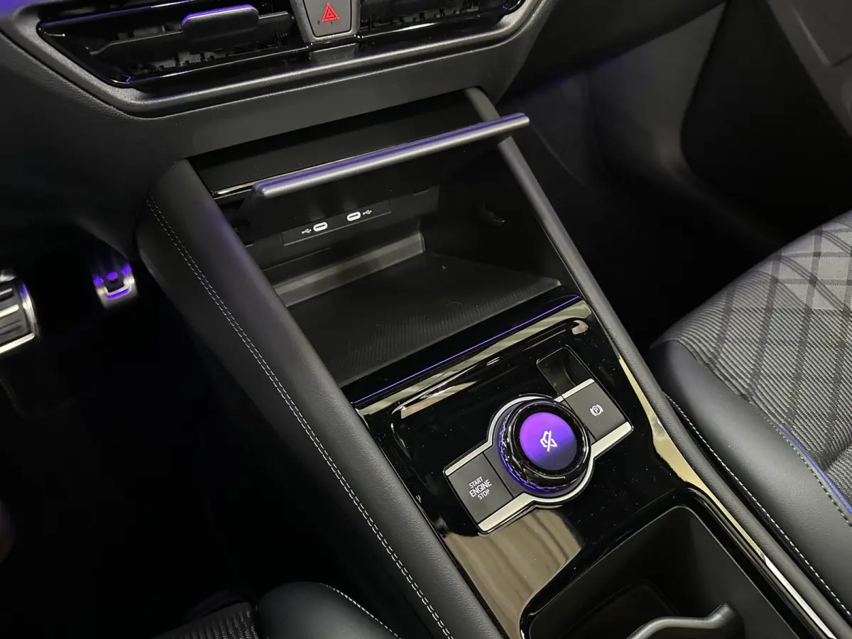 1.5 eHybrid R-Line Edition 272pk | Groot scherm | Trekhaak | Pano | 360 camera | Black-style | Head-up | IQ-Light | Massage