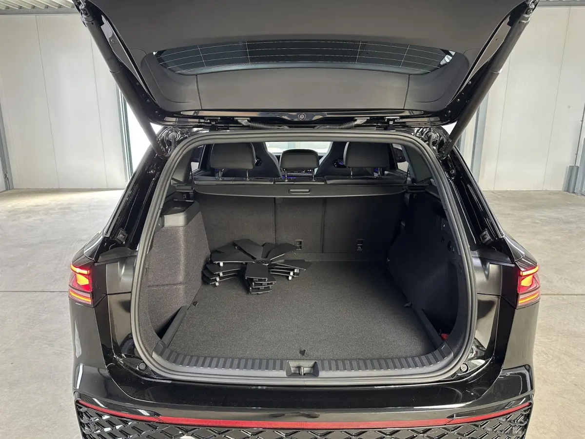 1.5 eHybrid R-Line Edition 272pk | Groot scherm | Trekhaak | Pano | 360 camera | Black-style | Head-up | IQ-Light | Massage