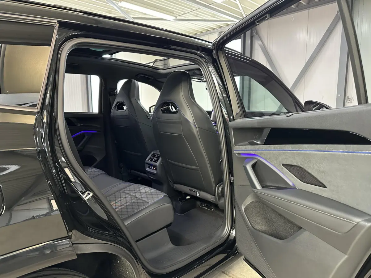 1.5 eHybrid R-Line Edition 272pk | Groot scherm | Trekhaak | Pano | 360 camera | Black-style | Head-up | IQ-Light | Massage