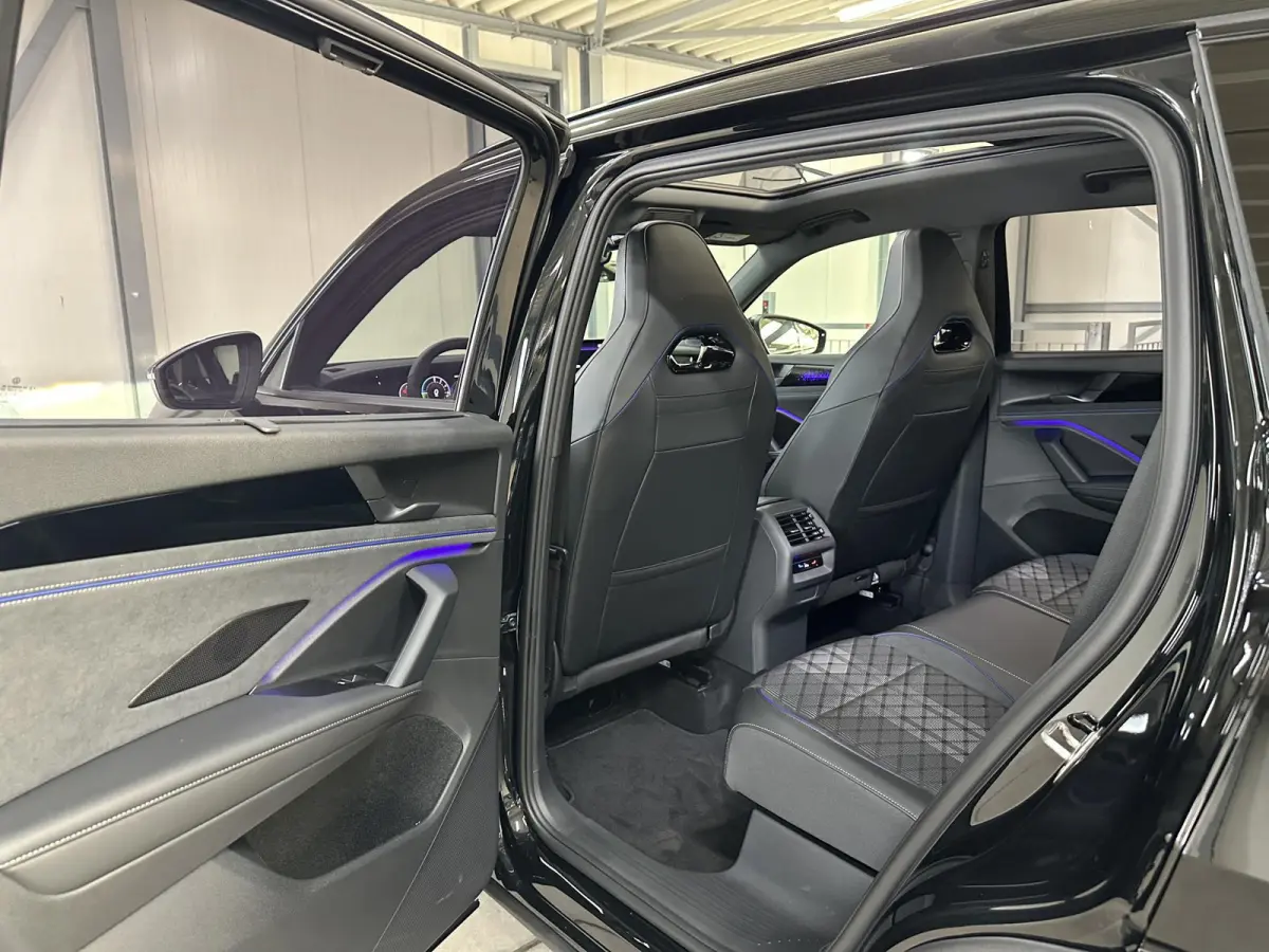 1.5 eHybrid R-Line Edition 272pk | Groot scherm | Trekhaak | Pano | 360 camera | Black-style | Head-up | IQ-Light | Massage