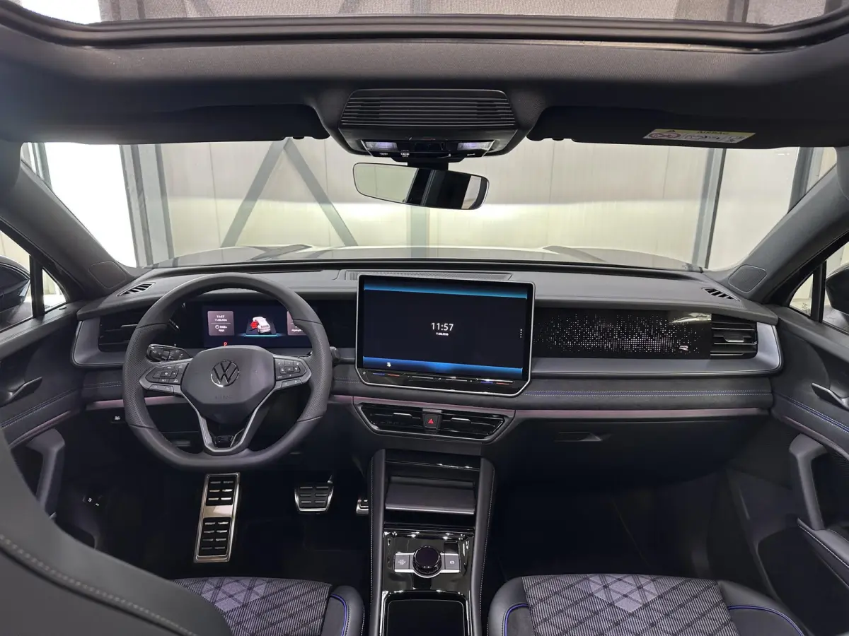 1.5 eHybrid R-Line Edition 272pk | Groot scherm | Trekhaak | Pano | 360 camera | Black-style | Head-up | IQ-Light | Massage