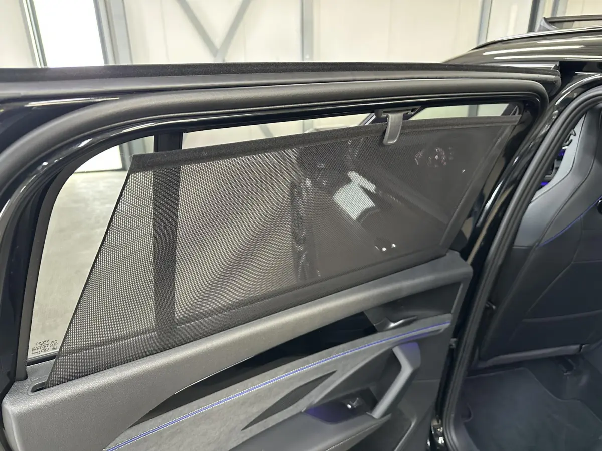 1.5 eHybrid R-Line Edition 272pk | Groot scherm | Trekhaak | Pano | 360 camera | Black-style | Head-up | IQ-Light | Massage