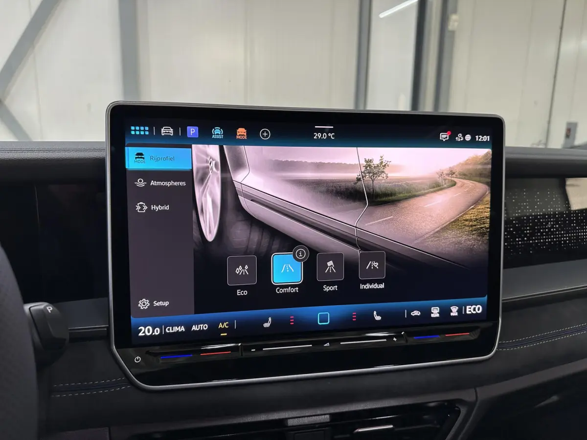 1.5 eHybrid R-Line Edition 272pk | Groot scherm | Trekhaak | Pano | 360 camera | Black-style | Head-up | IQ-Light | Massage