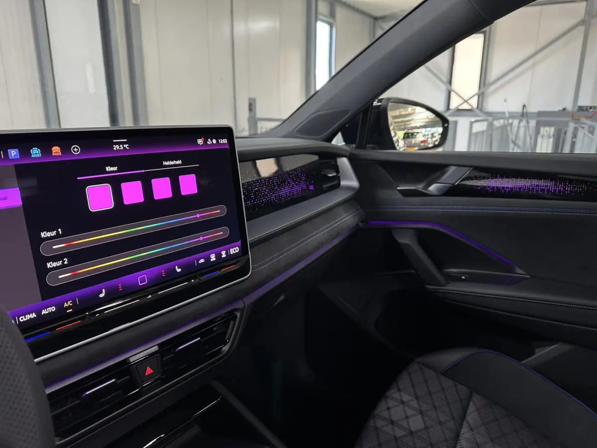 1.5 eHybrid R-Line Edition 272pk | Groot scherm | Trekhaak | Pano | 360 camera | Black-style | Head-up | IQ-Light | Massage