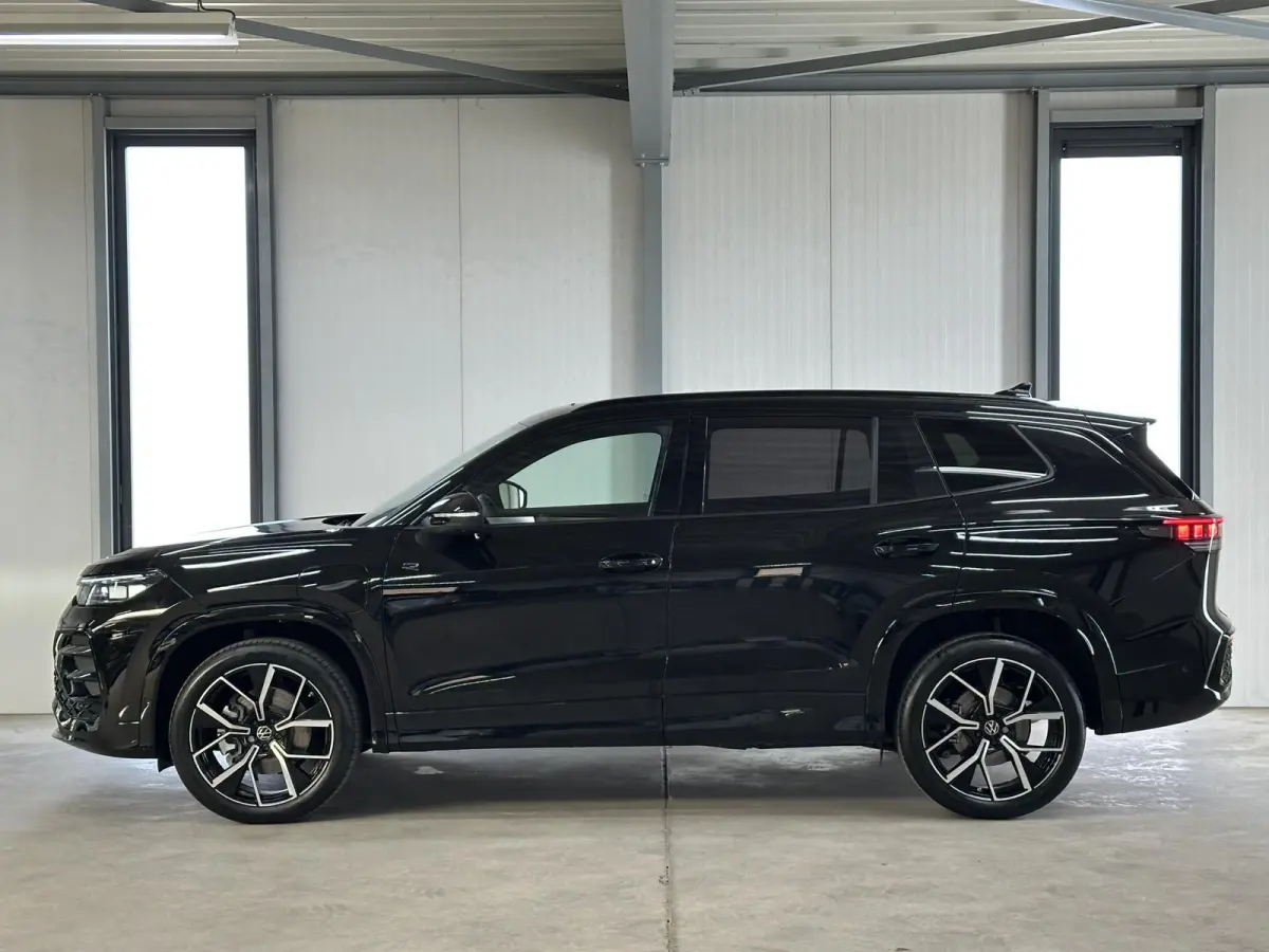 1.5 eHybrid R-Line Edition 272pk | Groot scherm | Trekhaak | Pano | 360 camera | Black-style | Head-up | IQ-Light | Massage