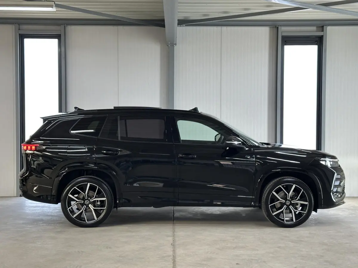 1.5 eHybrid R-Line Edition 272pk | Groot scherm | Trekhaak | Pano | 360 camera | Black-style | Head-up | IQ-Light | Massage