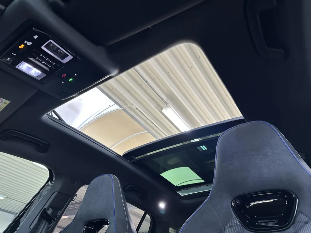 1.5 eHybrid R-Line Edition 272pk | Groot scherm | Trekhaak | Pano | 360 camera | Black-style | Head-up | IQ-Light | Massage