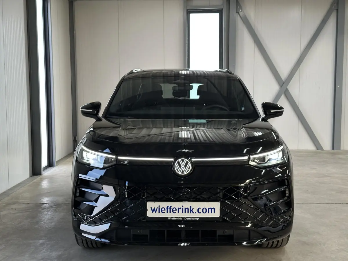 1.5 eHybrid R-Line Edition 272pk | Groot scherm | Trekhaak | Pano | 360 camera | Black-style | Head-up | IQ-Light | Massage