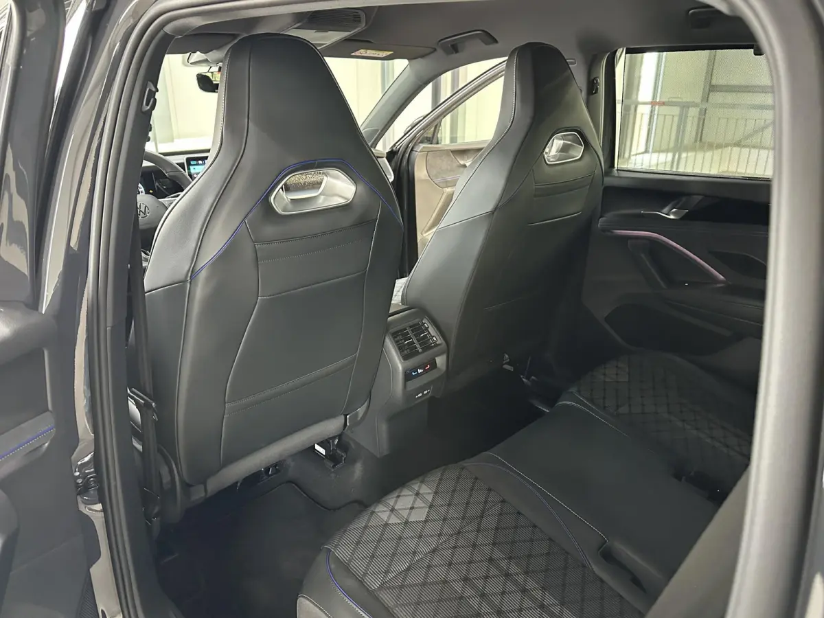 1.5 eHybrid R-Line | Trekhaak-pakket | Navigatie-pakket | Stoel- & stuurverwarming