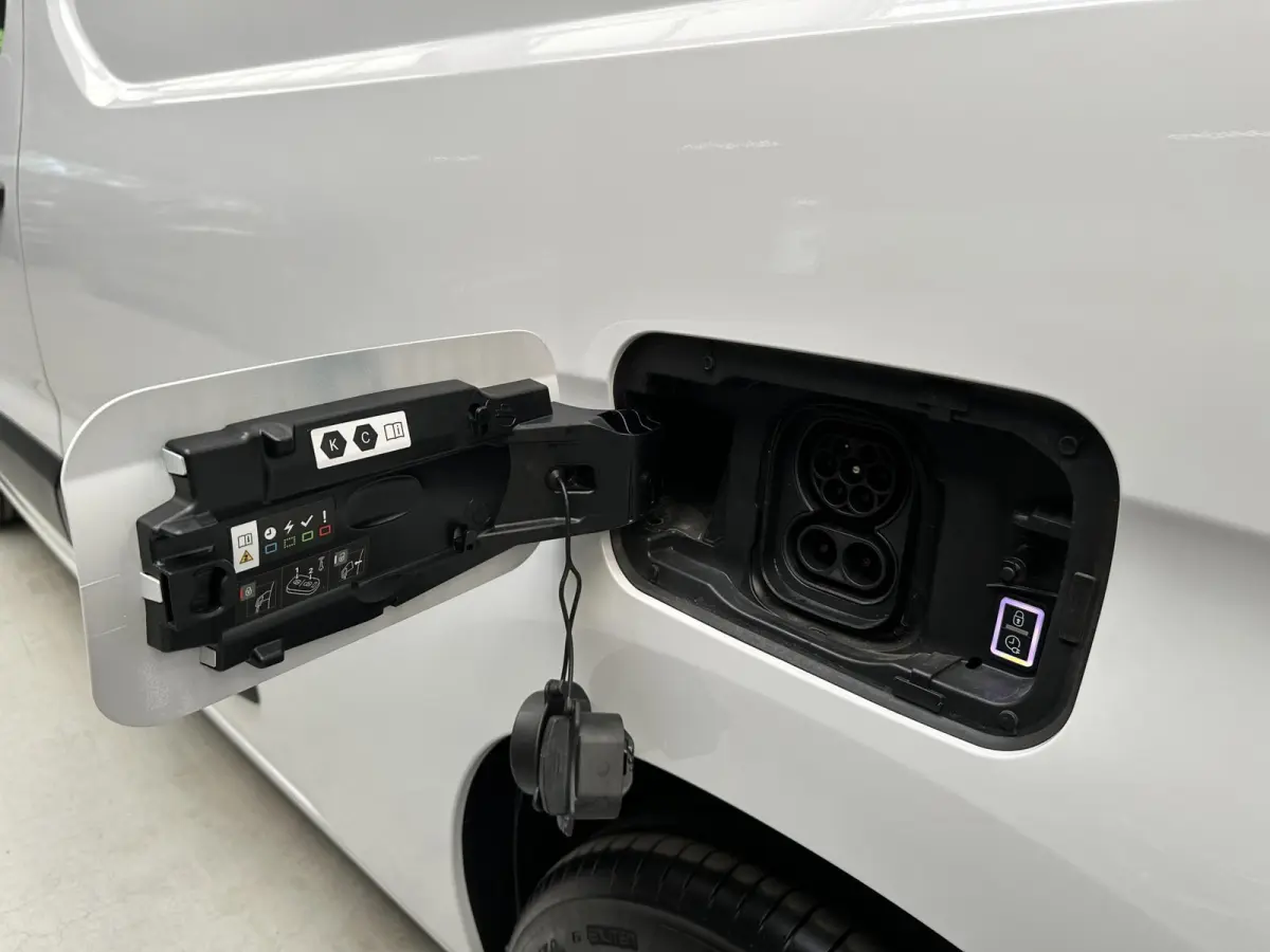 Challenger (L2) 50 kWh 136pk | 3pers. | Laadvloer | 3-fase(11kw) | Multimediascherm groot |