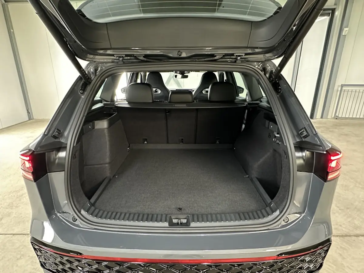 1.5 eHybrid R-Line | Trekhaak-pakket | Navigatie-pakket | Stoel- & stuurverwarming