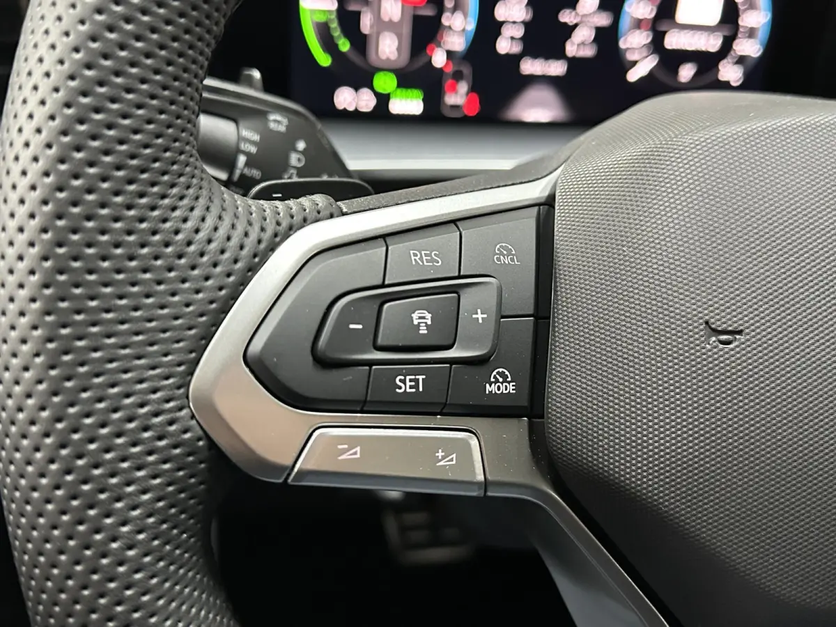 1.5 eHybrid R-Line | Trekhaak-pakket | Navigatie-pakket | Stoel- & stuurverwarming