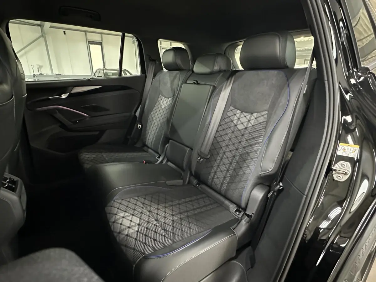 1.5 eHybrid R-Line | Trekhaak-pakket | Navigatie-pakket | Stoel- & stuurverwarming