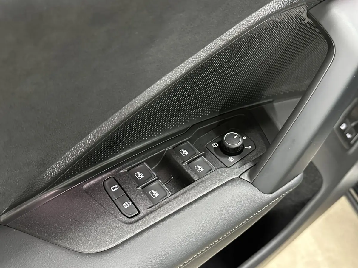 1.5 eHybrid R-Line | Trekhaak-pakket | Navigatie-pakket | Stoel- & stuurverwarming