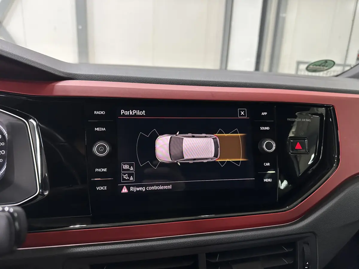 2.0 TSI GTI 200pk | BeatsAudio | Stoelverwarming | Groot scherm | Apple carplay | PDC voor & achter |